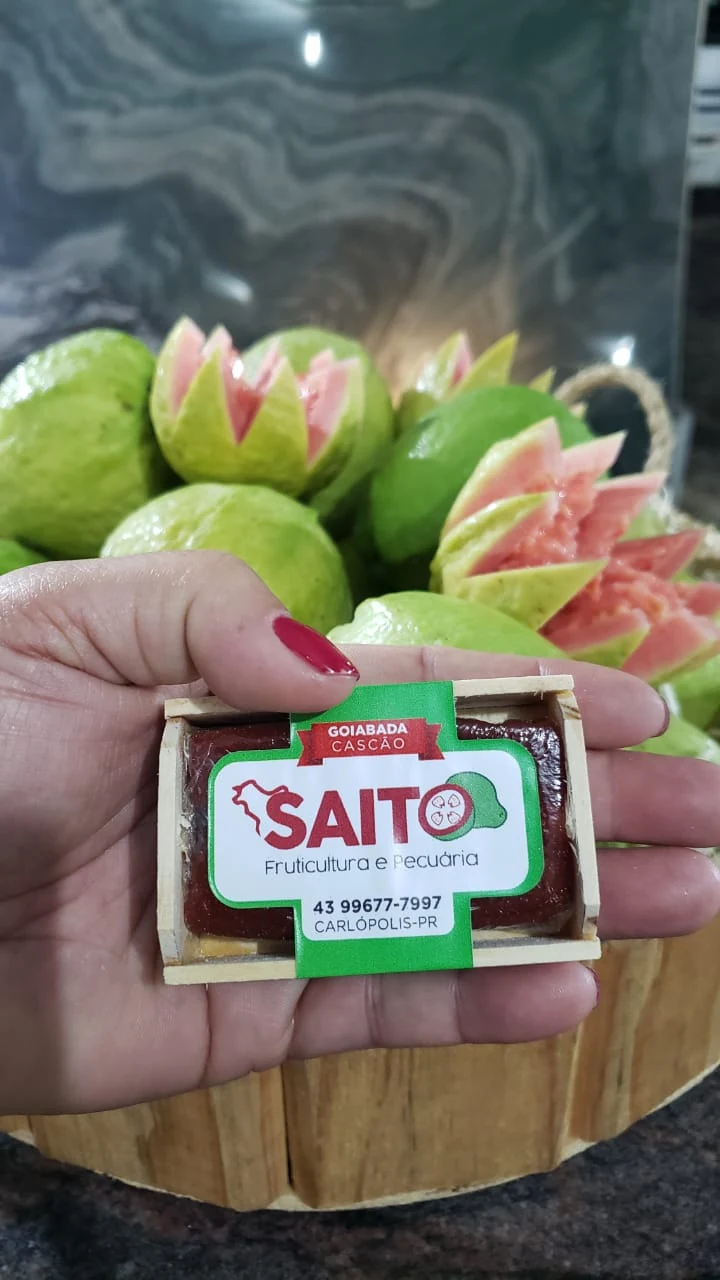 Etiqueta da Saito apresentada junto aos frutos.